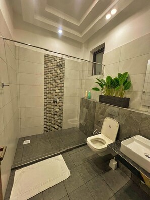 Slippers, towels, soap, toilet paper - Nyali Beachfront Apartments Baobab waves (Mombasa)