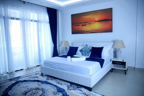 Skrivebord, skrivebord for bærbar PC og wi-fi (inkludert)