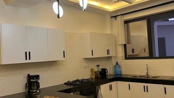 Fridge, microwave, dishwasher, cookware/dishes/utensils