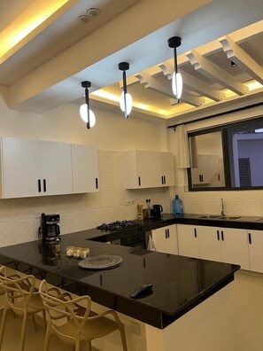 Fridge, microwave, dishwasher, cookware/dishes/utensils