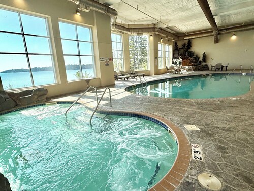 Lake Superior Condo~Whirlpool, Fireplaces, Balcony+Resort Amenties