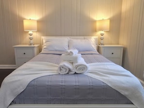 3 bedrooms, iron/ironing board, WiFi, bed sheets