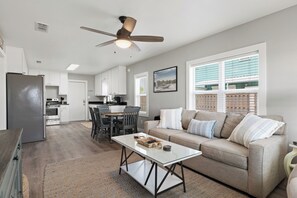 TV - Cozy, updated and spacious cabin close to boat ramp in Port Mansfield (Port Mansfield)