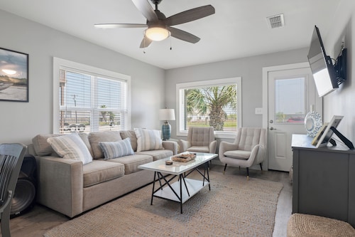 Cozy, updated and spacious cabin close to boat ramp in Port Mansfield