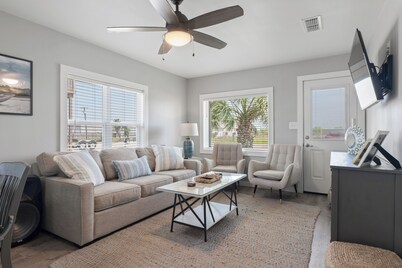 Cozy, updated and spacious cabin close to boat ramp in Port Mansfield