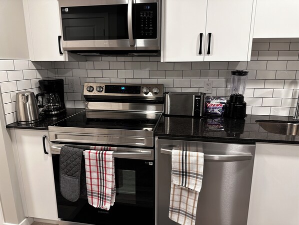 Refrigerador, microondas, horno, placa de cocina