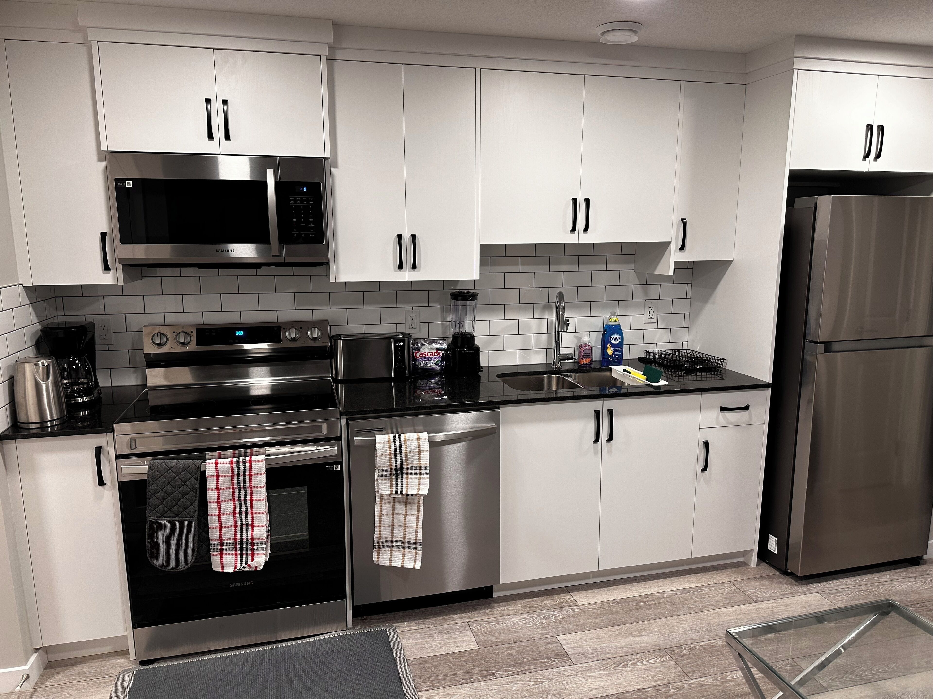 Refrigerador, microondas, horno y parrilla de estufa 