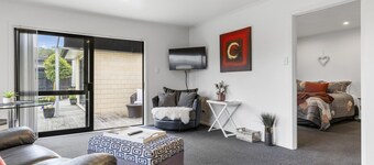 Spacious, modern apartment situated just 3 mins from Lake Taupo. Dog friendly!
