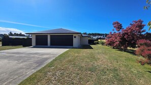 Property grounds - Spacious, modern apartment situated just 3 mins from Lake Taupo.  Dog friendly! (Motuoapa)