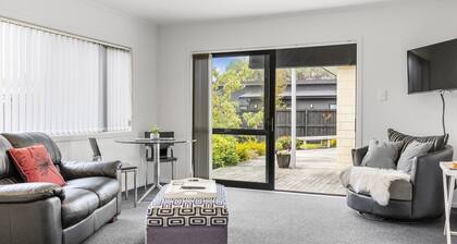 Spacious, modern apartment situated just 3 mins from Lake Taupo. Dog friendly!