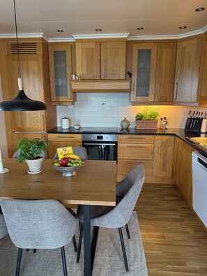 Microondas, horno, placa de cocina, lavavajillas