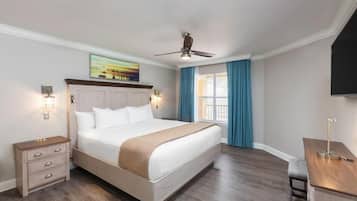 Caja de seguridad en la habitación y tabla de planchar con plancha