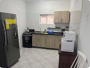 Køleskab, mikrobølgeovn, ovn, kogeplade