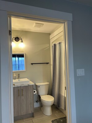 Towels, soap, shampoo, toilet paper - Private Master Bedroom w/ Bath (Halifax)