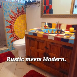 Suihku, hiustenkuivaaja, pyyhkeet, saippua