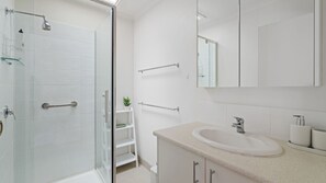Dusche, Haartrockner, Handtücher