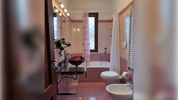 Bruser, hÄrtÞrrer, bidet, hÄndklÊder