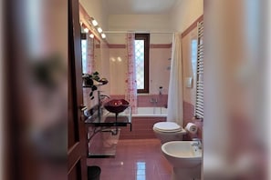 Doccia, asciugacapelli, bidet, asciugamani