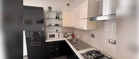 Køleskab, mikrobølgeovn, ovn, kogeplade