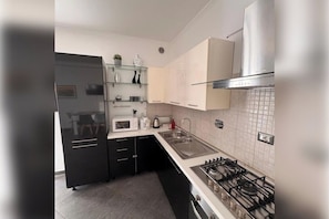 Frigorifero, microonde, forno, piano cottura