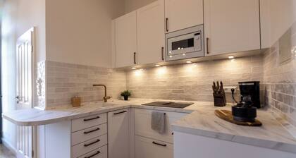 Charming studio with AC, balcony and view of the Castle - Walk to Everything.