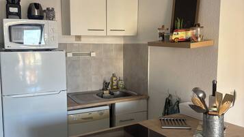 Een magnetron, een kookplaat, een vaatwasser