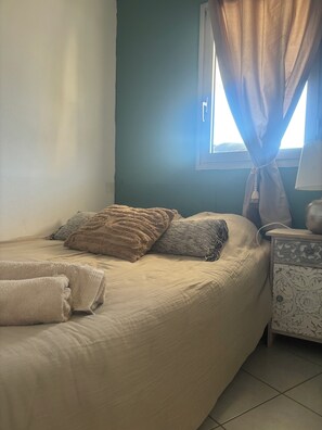 2 habitaciones, tabla de planchar con plancha, wifi y ropa de cama 