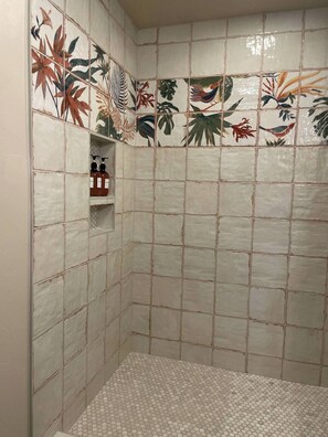 Chuveiro, secador de cabelo, toalhas de banho, sabonete