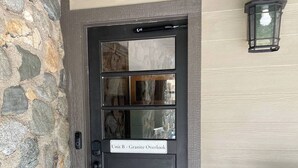 Una puerta de madera oscura con un letrero que dice 'Unit B - Granite Overlook'.