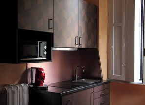 Frigorifero, microonde, forno, piano cottura