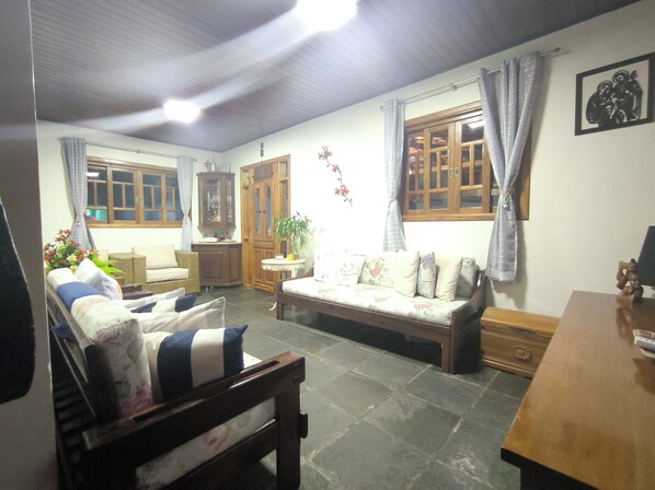 Living area - Beach retreat (São Sebastião)