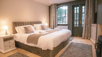 6 bedrooms, desk, iron/ironing board, travel cot
