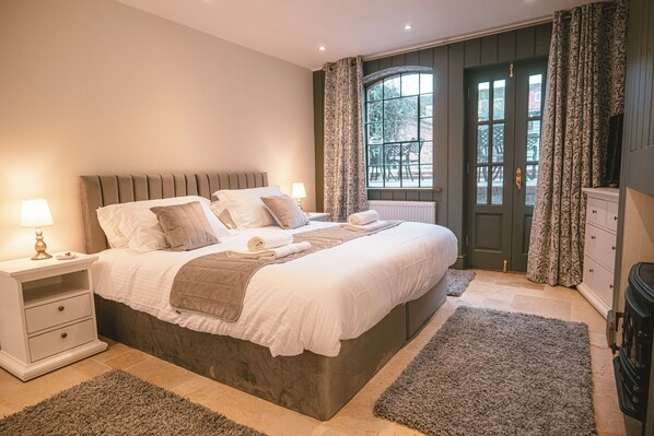 6 slaapkamers, een bureau, een strijkplank/strijkijzer, reisbedje