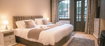 St. Michael's Town House - Elegant and Large home in the Heart of Gloucester