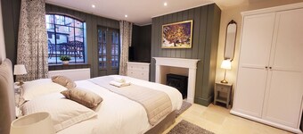 St. Michael's Town House - Elegant and Large home in the Heart of Gloucester
