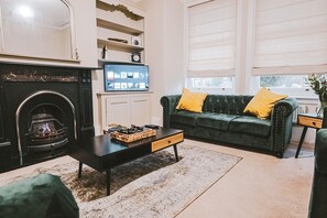 Smart TV, chimenea, reproductor de DVD, libros