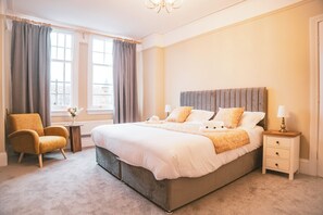 6 Schlafzimmer, Schreibtisch, Bügeleisen/Bügelbrett, Reisekinderbett