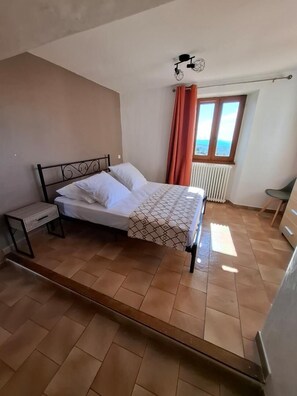 3 bedrooms, iron/ironing board, bed sheets