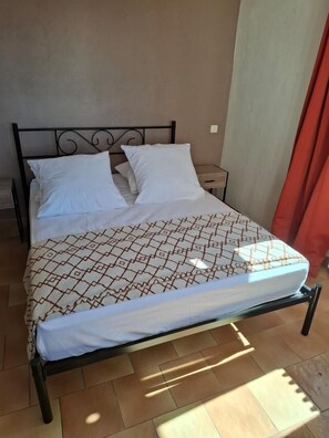 3 bedrooms, iron/ironing board, bed sheets