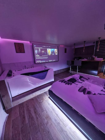 1 bedroom, WiFi, bed sheets. L'escale du Donon - Appartement Blanc - Romantic getaway with jacuzzi