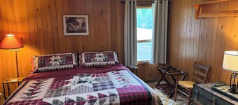 Round Lake - Upscale - Private - 6Bdrm - 500+ft Lakeshore Retreat
