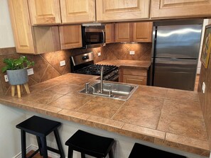 Kjøleskap, mikrobølgeovn, ovn og kokeplater