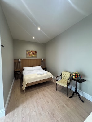 1 habitación, escritorio, tabla de planchar con plancha y wifi gratis 