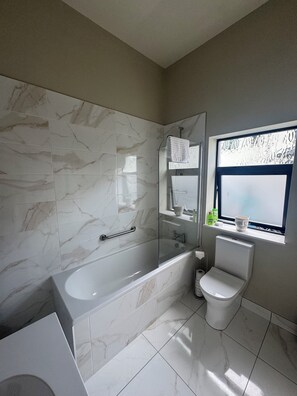 Amenidades de baño ecológicas, secadora de cabello, toallas, jabón 