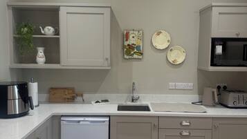 Kühlschrank, Mikrowelle, Ofen, Wasserkocher mit Kaffee-/Teezubehör