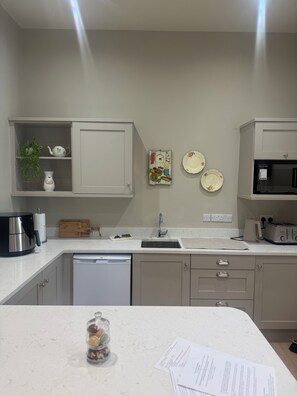 Fridge, microwave, oven, coffee/tea maker - The Dorchester Apartment @ Milton on The Moyle (Buncrana)