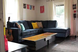 Smart TV, fireplace - NEW DOWNTOWN TUPELO- HOUND DOG BUNGALOW -ROCK-N-ROLL themed 1BR 1B Shotgun style (Tupelo)