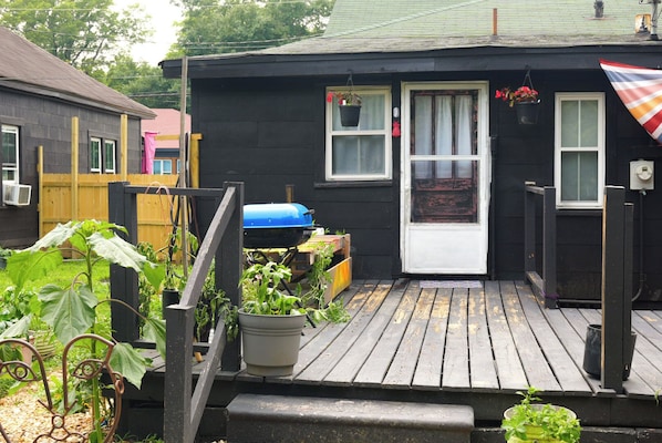 Terrace/patio - NEW DOWNTOWN TUPELO- HOUND DOG BUNGALOW -ROCK-N-ROLL themed 1BR 1B Shotgun style (Tupelo)