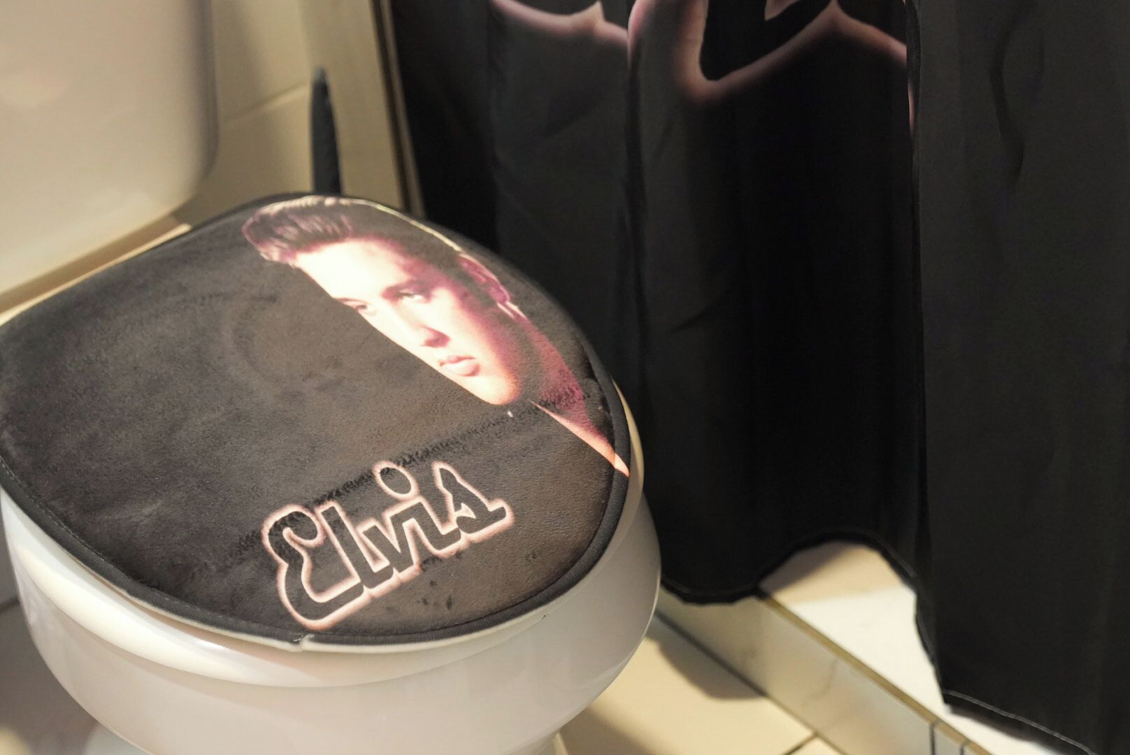 Een toilet met een sticker waarop een gezicht en het woord 'WIND' staan.