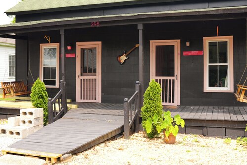 NEW DOWNTOWN TUPELO- HOUND DOG BUNGALOW -ROCK-N-ROLL themed 1BR 1B Shotgun style